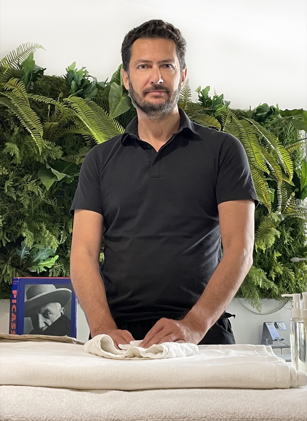 Christophe Tessier dans son cabinet de massage à Paris 7e